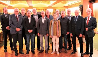 Langjährige Ratsmitglieder aus der Gemeinde Beverstedt wurden von Bürgermeister Guido Dieckmann (li.) und Henry Kowalewski vom Städte und Gemeindebund (re.) auf der ersten Ratssitzung in der Gaststätte Büttelmann in Wollingst verabschiedet und geehrt.