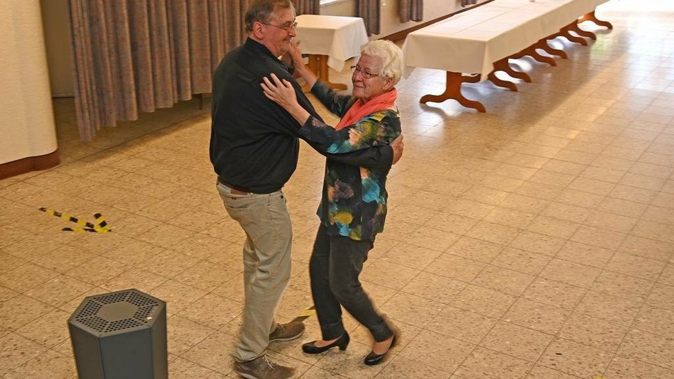 Mit Luftreiniger tanzen Bernd Sandschulte und Brigitte Escherhausen in die neue Saison des Seniorentanzes im Tivoli. Foto: nek