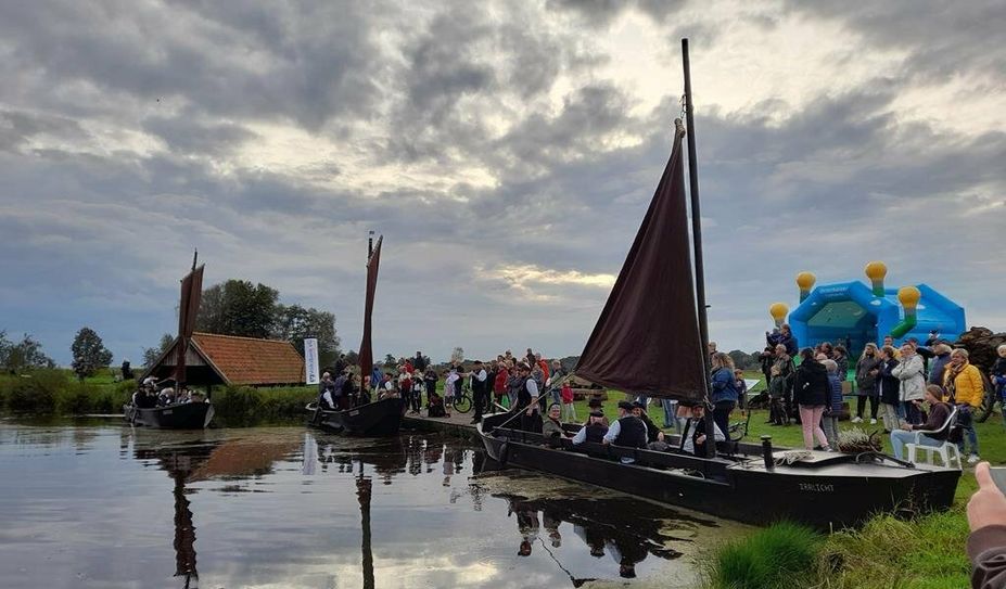 Mit der Armada wird an die Torfschifffahrt erinnert. Fotos: stein