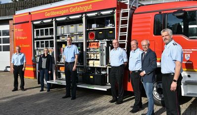 Bei der Übergabe: Landrat Hermann Luttmann (Zweiter v. re.) mit den Verantwortlichen des Gefahrgut- und Umweltschutzzuges.