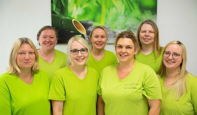 Das Team um Rieke Grafelmann-Decknatel (2. v. re.) lädt am Sonntag, 17. Oktober, zum Tag der offenen Tür in die Praxis ein. Besucher:innen können sich dabei unter anderem über das umfangreiche Angebot und den ganzheitlichen Ansatz informieren.
