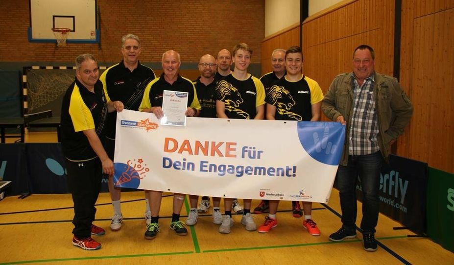 Kai-Peter Voss (Dritter v.l.) erhielt aus der Hand von Bernd Meyer (Erster v. r.) sein Überraschungspaket.