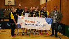 Kai-Peter Voss (Dritter v.l.) erhielt aus der Hand von Bernd Meyer (Erster v. r.) sein Überraschungspaket.