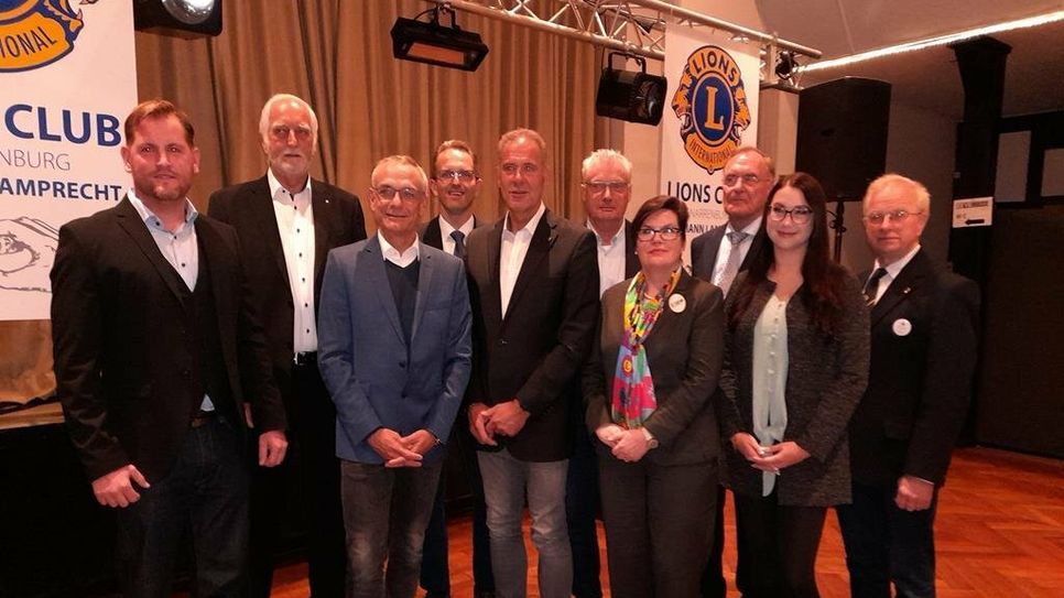Der neue Gnarrenburger Lions-Vorstand und Lions-Mitglieder anderer Lions-Clubs um den Präsidenten Ralf Rimkus (5. v. li.).