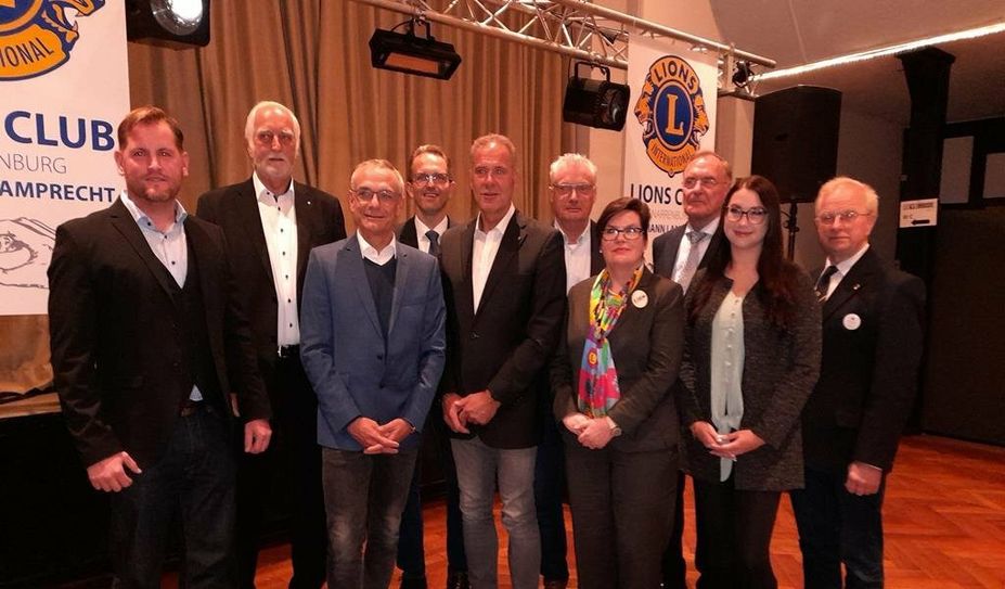 Der neue Gnarrenburger Lions-Vorstand und Lions-Mitglieder anderer Lions-Clubs um den Präsidenten Ralf Rimkus (5. v. li.).