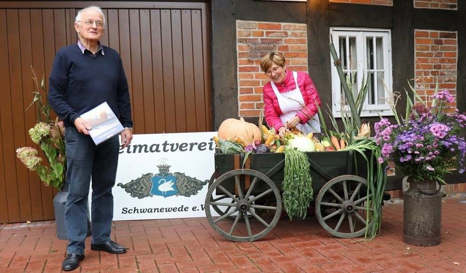 Georg Erasmi und die Vorsitzende des Heimatvereins Schwanewede, Margit Kuleßa, wollen die Besucher der St. Johannes Kirche zum Erntedankfest ein wenig in „Stimmung“ bringen.