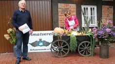 Georg Erasmi und die Vorsitzende des Heimatvereins Schwanewede, Margit Kuleßa, wollen die Besucher der St. Johannes Kirche zum Erntedankfest ein wenig in „Stimmung“ bringen.