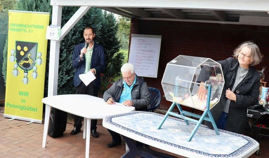 Die „Glücksfee: Pastorin Christa Siemers von der Ev.-luth. Emmaus-Kirchengemeinde Pennigbüttel zieht dir ersten 50 Lose der Jubiläumstombola. Peter Brandt verkündet die gezogenen Losnummern und Thorsten Gebhardt notiert als 1. Vorsitzender des Vereins ordnungsgemäß das Ziehungsergebnis.