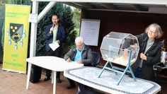 Die „Glücksfee: Pastorin Christa Siemers von der Ev.-luth. Emmaus-Kirchengemeinde Pennigbüttel zieht dir ersten 50 Lose der Jubiläumstombola. Peter Brandt verkündet die gezogenen Losnummern und Thorsten Gebhardt notiert als 1. Vorsitzender des Vereins ordnungsgemäß das Ziehungsergebnis.