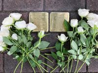 Die Angehörigen legten weiße Rosen um die Stolpersteine zum Gedenken an das Paar.