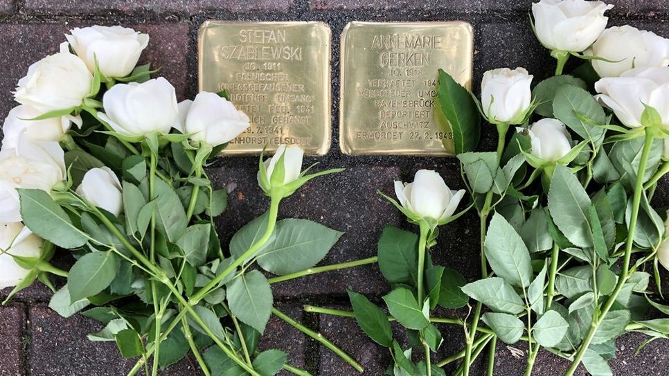 Die Angehörigen legten weiße Rosen um die Stolpersteine zum Gedenken an das Paar.