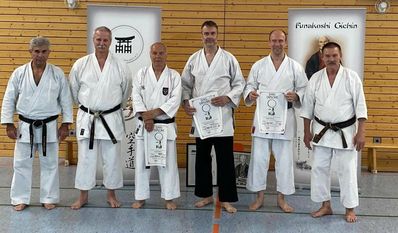 Prüfer und Prüflinge bei einem Kyusho-Seminar in Potsdam.