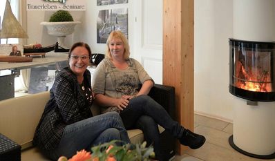 Die ehrenamtlichen Trauerbegleiterinnen Stefanie Garbade (links) und Petra Reiß in den Räumlichkeiten von Tipps Medienverlag.