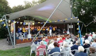 Gemischter Chor Bremervörde beim Konzert „Midsommarsångar“ auf der Bremervörder Seebühne.