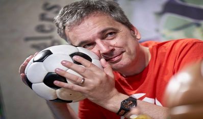 Erzählt von seiner aufregenden Reise durch seine Fußballwelt: Arnd Zeigler.