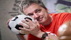 Erzählt von seiner aufregenden Reise durch seine Fußballwelt: Arnd Zeigler.