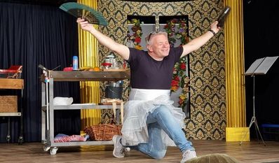 Chefrequisiteur Josef Bieder (Carsten Mehrtens) erklärt dem Publikum die Geheimnisse des Theaterablaufes. Foto: nek