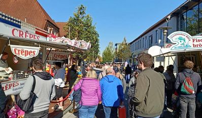 Sonne genießen und ausgiebig shoppen - das wollten die zahlreichen Besucher:innen am  Sonntag in Bremervörde.