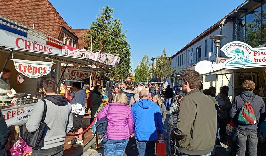 Sonne genießen und ausgiebig shoppen - das wollten die zahlreichen Besucher:innen am  Sonntag in Bremervörde.