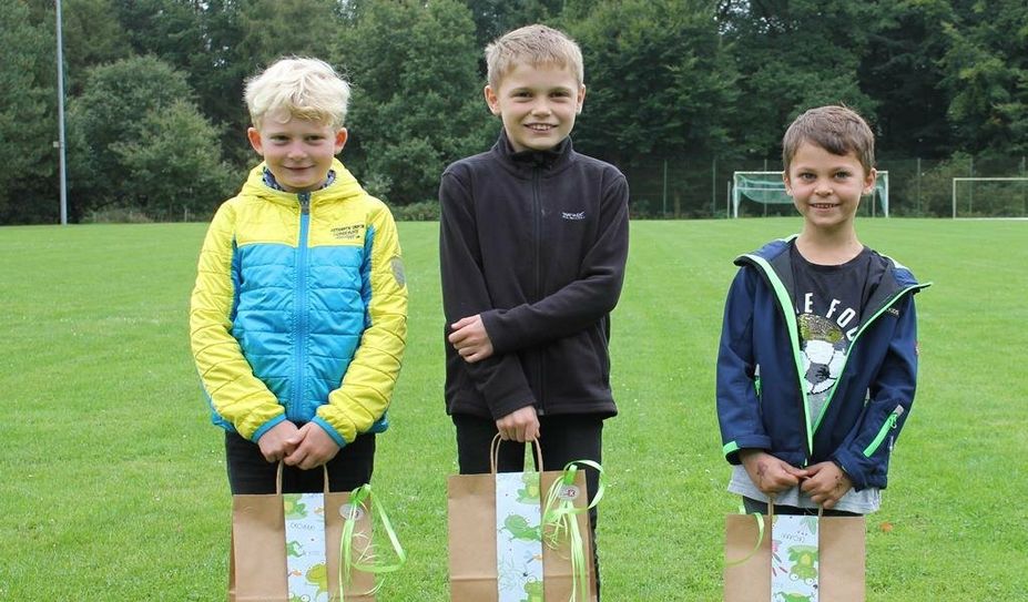 Linus von Oesen (v. li.), Matteo Frerk und Luka Sarao freuen sich über ihre „Wundertüten“.