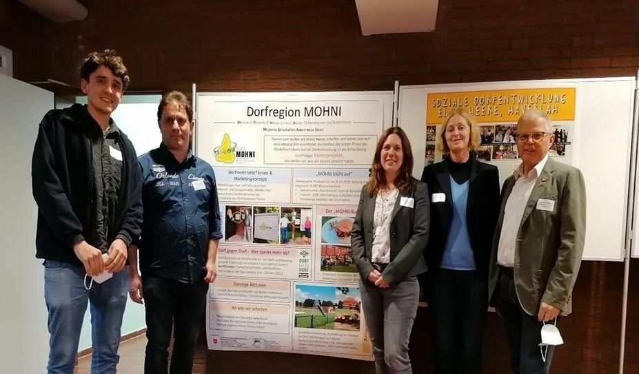 Emil Roser (mensch und region, v. li.), Dorfmoderator Jens Fröhlking, Mareike Wilshusen (Stadt Bremervörde), Anne Kautz (mensch und region) und Hermann Röttjer (Ortsbürgermeister Iselersheim).