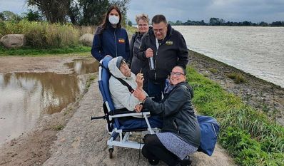 Palliativpatient Hermann Mohmeyer konnte dank des Arbeiter-Samariter-Bundes noch einmal am Weserufer in Erinnerungen schwelgen.