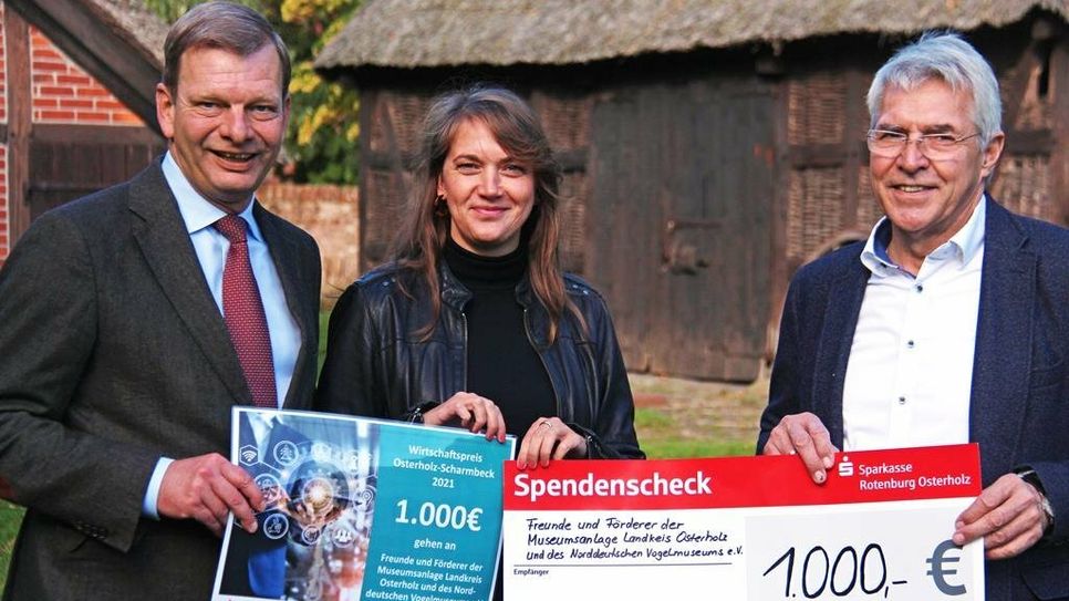 Von links: Johann Gottfried Stehnke mit Carolin Novak (Wirtschaftstreff) und Dr. Detlef Risch.