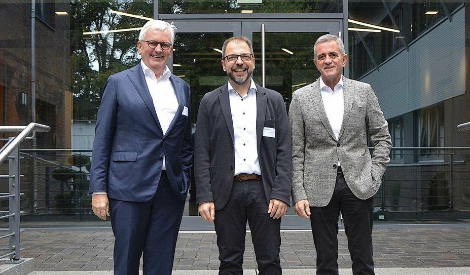 Jens Hinck (Mitte) freut sich mit Andreas Höttler (li.) und Bernd Afflerbach über den Firmenneubau.