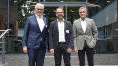 Jens Hinck (Mitte) freut sich mit Andreas Höttler (li.) und Bernd Afflerbach über den Firmenneubau.