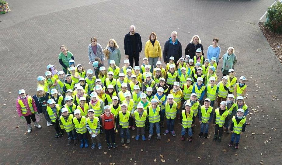 Die Grundschüler:innen präsentieren stolz ihre neue Bekleidung.