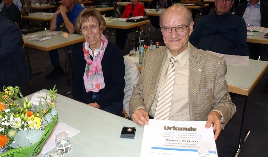 Manfred Grotheer, wurde mit der goldenen Ehrennadel des Landessportbundes Niedersachsen ausgezeichnet.