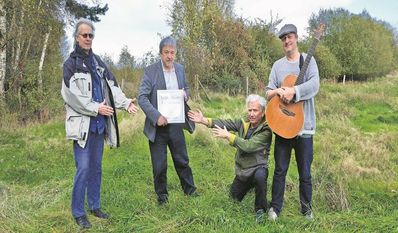 „Ton Steine Scherben“-Gründungsmitglied Kai Sichtermann (v. li.), Kreistagspolitiker Reinhard Lindenberg, Drummer Klaus Götzner und der neue Sänger Tobias Hacker unterstützen die Bürgerinitiative (BI) Haaßel, die eine Deponie am Naturschutzgebiet verhindern will.