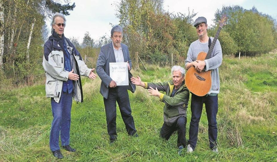 „Ton Steine Scherben“-Gründungsmitglied Kai Sichtermann (v. li.), Kreistagspolitiker Reinhard Lindenberg, Drummer Klaus Götzner und der neue Sänger Tobias Hacker unterstützen die Bürgerinitiative (BI) Haaßel, die eine Deponie am Naturschutzgebiet verhindern will.