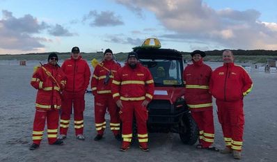 Die Wachgänger hatten beim Abbaden zahlreiche Badegäste am und im Wasser. V. l.: Thomas Lanz, Sören Wüstefeld, Matthias Reichelt, Hannes Blohm, Richard Stoisiek und Helge Wüstefeld. Fotos: uml
