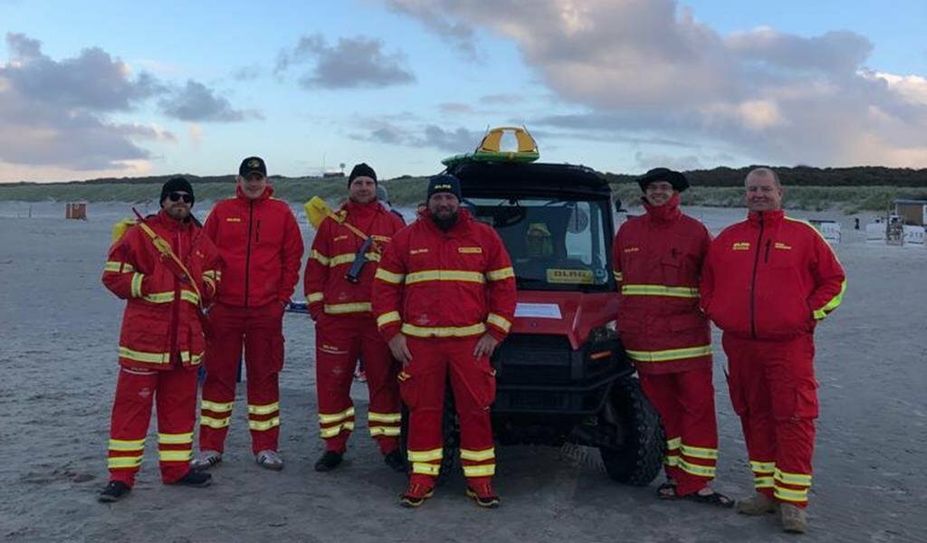 Die Wachgänger hatten beim Abbaden zahlreiche Badegäste am und im Wasser. V. l.: Thomas Lanz, Sören Wüstefeld, Matthias Reichelt, Hannes Blohm, Richard Stoisiek und Helge Wüstefeld. Fotos: uml