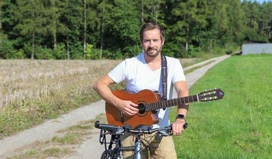 Der „radelnde Roland“ sammelt auf seinem Weg nach Bremervörde Geld für Flutopfer.