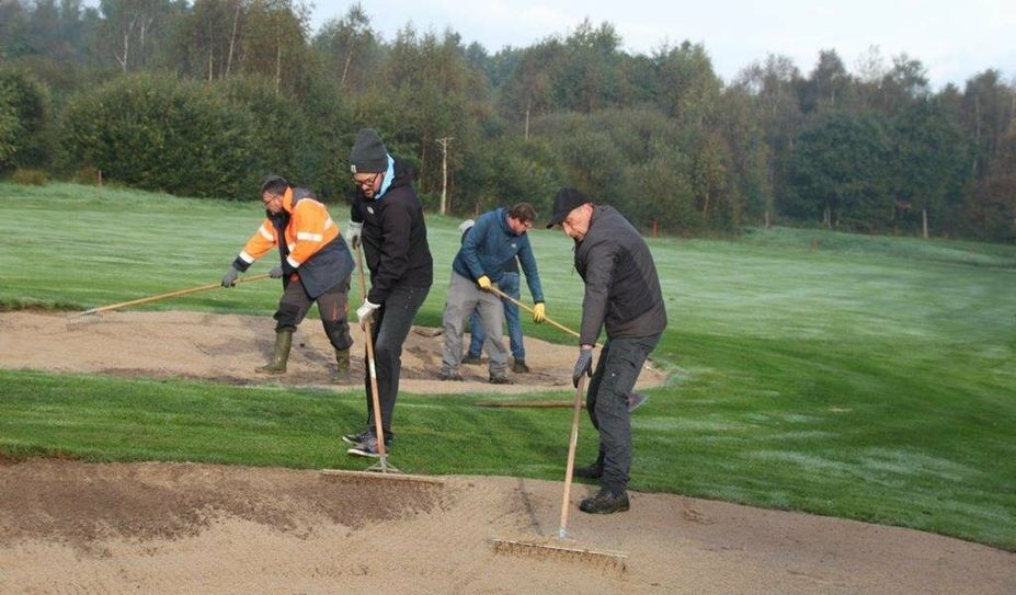 Vereinte Hände - schnelles Ende, das war das Motto bei der Platzpflege auf dem Lilienthaler Golfplatz. Es galt aber nur für die Arbeit, denn die positive Erfahrung wird für alle anhalten.
