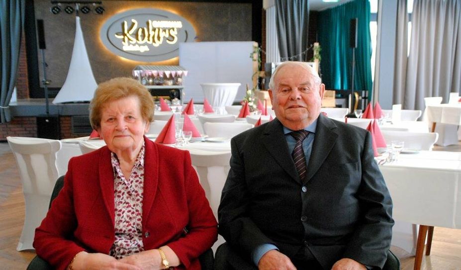 Marianne und Hinrich Kohrs feierten ihre Eiserne Hochzeit auf dem neuen Saal des Familienbetriebes.