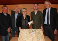 Ein Schmuckstück und Baustein, der bestens ins Innenstadtmodell passt: (von links): Juryvorsitzender Volker Droste, Gebäudemanager Kai Oevermann, Superintendentin Jutta Rühlemann, Pastor Henning Mahnken und Stadtbürgermeister Torsten Rohde. Foto: Hofer