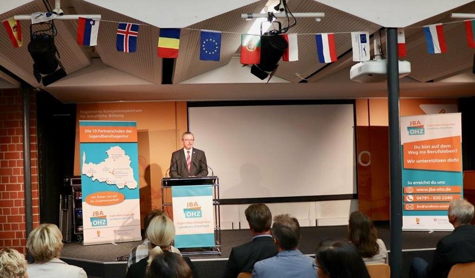 Landrat Bernd Lütjen begrüßt die Schulleiter:innen der Kooperationsschulen der Jugendberufsagentur in der BBS Osterholz.