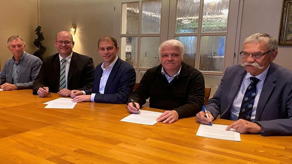 Bei der Unterzeichnung der Vereinbarung (v.l.): Bernd Petersen, Dr. Marco Mohrmann, Eike Holsten, Frank Peters und Günter Scheunemann.