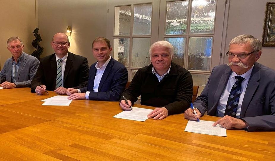 Bei der Unterzeichnung der Vereinbarung (v.l.): Bernd Petersen, Dr. Marco Mohrmann, Eike Holsten, Frank Peters und Günter Scheunemann.