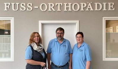 Anke Hübner (li.), Walter Schrolmberger und Bärbel Franke sind die kompetenten Ansprechpartner:innen in Bremervörde.