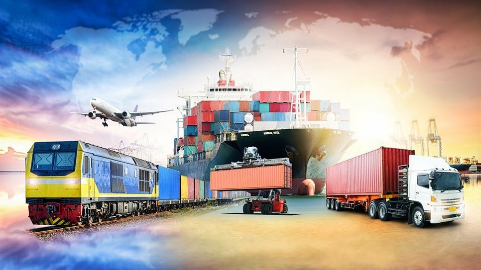 Viele Waren kommen per Containerschiff aus Asien nach Europa, werden in den Häfen umgeschlagen und per Lkw oder Zug weiter transportiert. Momentan gibt es aber Produktionsausfälle in Asien, Containerstaus in den Häfen und akuten Fachkräftemangel. Foto:  ©enanuchit - stock.adobe.com