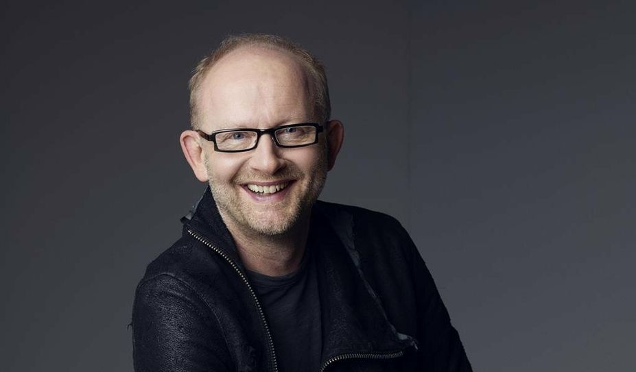 Dieter Falk erzählt Anekdoten aus dem Showbusiness.