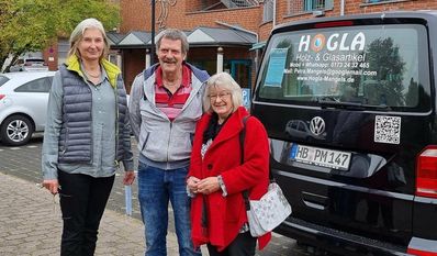 Der Kunsthandwerkermarkt bezieht das ganze Hamme-Forum mit ein. Darüber freut sich Regine Schäfer (li.) mit Ulrich Mangels und Christine Tenzler von den Bremen-Norder Kreativisten.