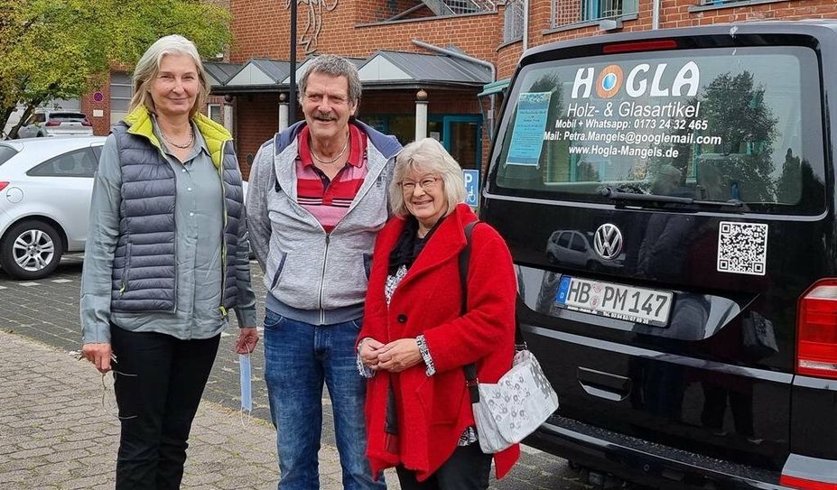 Der Kunsthandwerkermarkt bezieht das ganze Hamme-Forum mit ein. Darüber freut sich Regine Schäfer (li.) mit Ulrich Mangels und Christine Tenzler von den Bremen-Norder Kreativisten.