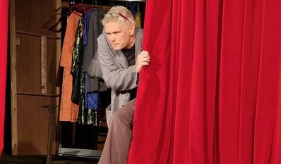 Das darf doch nicht wahr sein! Am spielfreien Tag Leute im Zuschauerraum? Josef Bieder (Carsten Mehrtens) ist verwirrt.