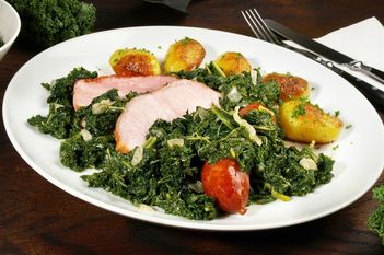 Grünkohl ist von Ende September bis Anfang März erhältlich. Der Geschmack von Grünkohl ist angenehm würzig und süßlich-herb. Foto: Fotolia/Archiv
