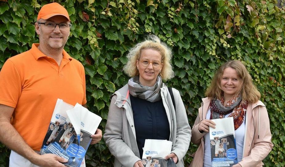 Obermeister Gerald Gilbert, Melanie Siller und Jennifer Wiese vom Landkreis stellen die Brötchentütenaktion vor und luden zu den Infoabenden ein.
